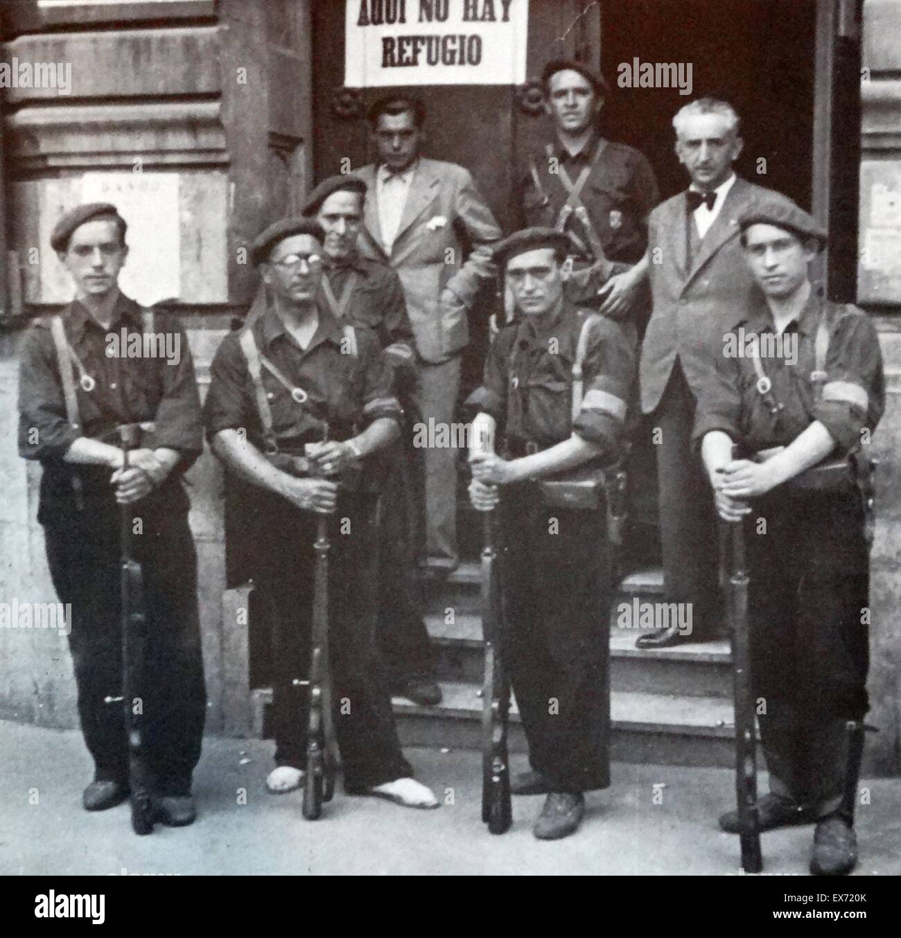 Los soldados de la guardia republicana un banco edificio utilizado como refugio antiaéreo durante la Guerra Civil Española Foto de stock