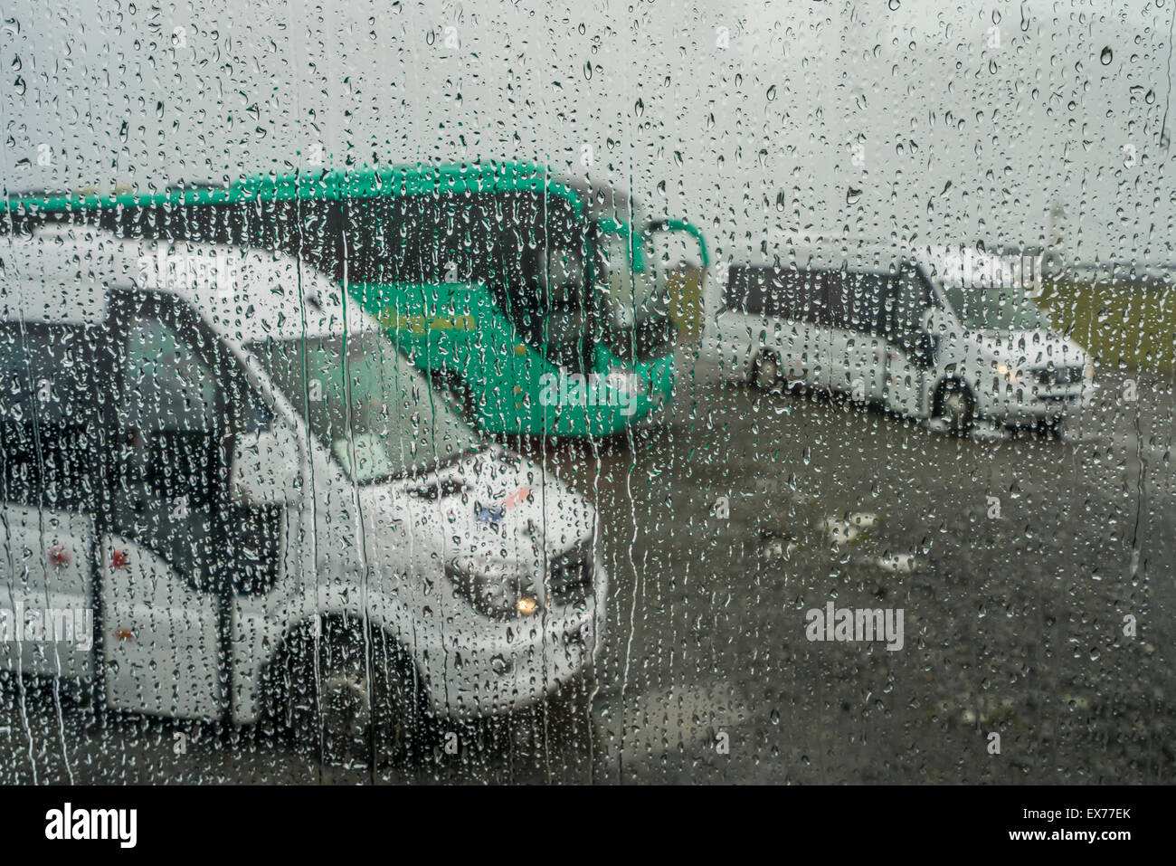 Día lluvioso, gotas de agua sobre las ventanas, Islandia Foto de stock