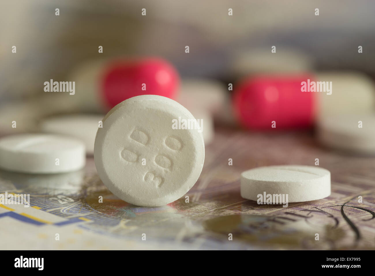 Mezcla de píldoras aspirina ibuprofeno analgésicos sin receta sin receta  antidepresivos tricíclicos amitriptilina azul Fotografía de stock - Alamy