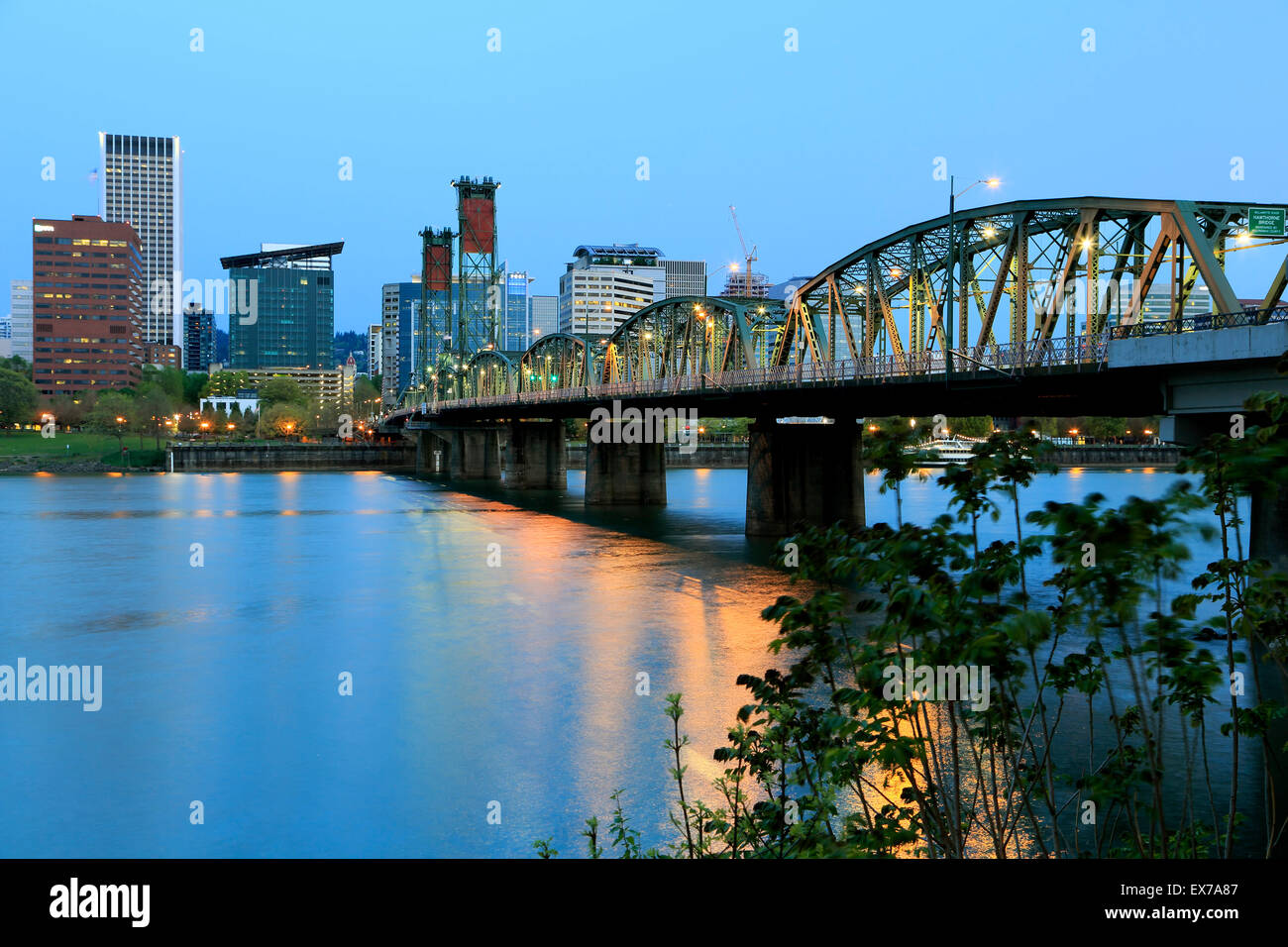 Horizonte de Portland, Hawthorne y puente del río Willamette en Portland, Oregón, EE.UU. Foto de stock