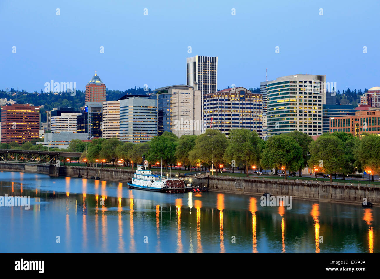 Horizonte de Portland y del río Willamette en Portland, Oregón, EE.UU. Foto de stock