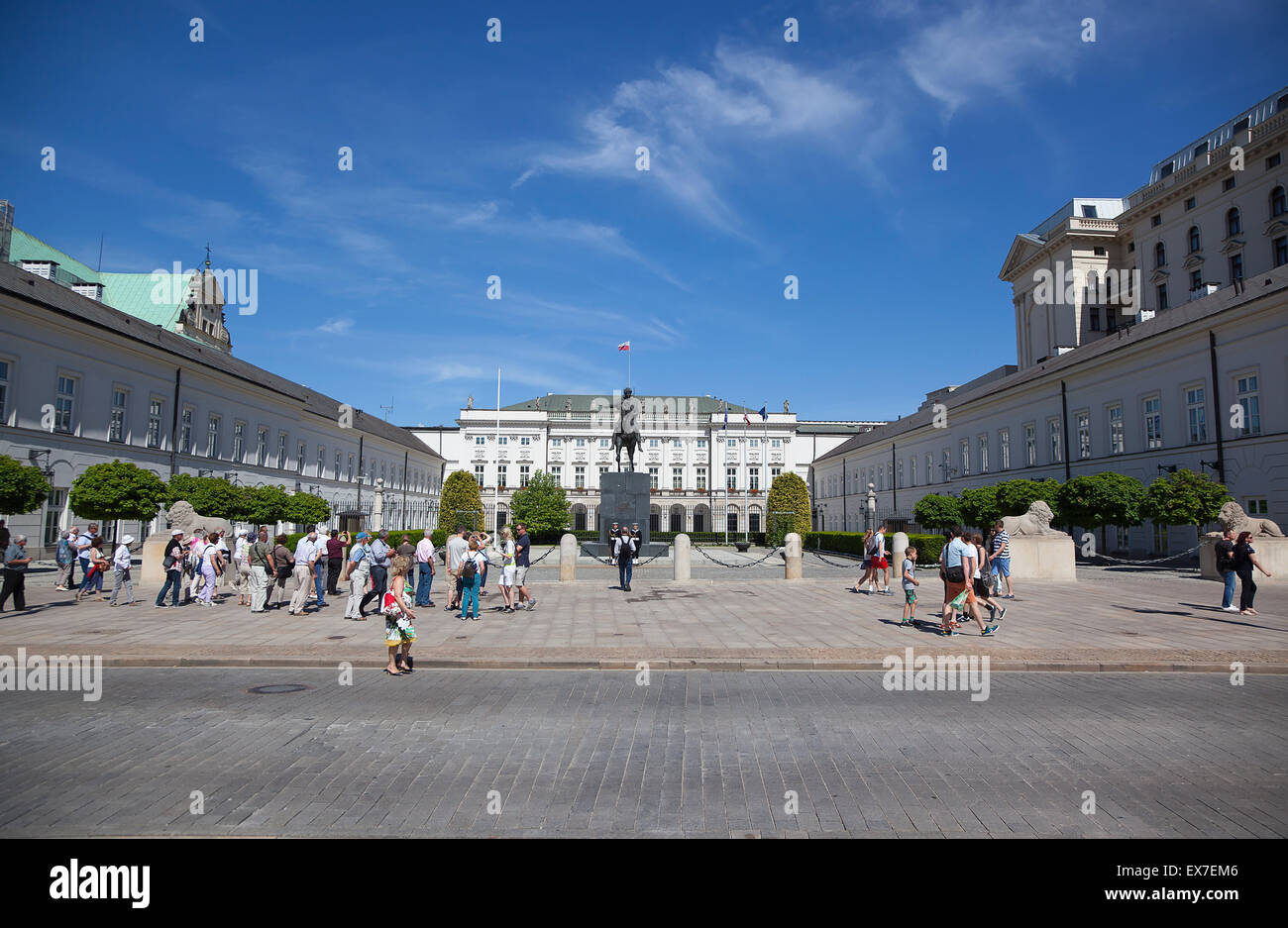 Polonia, Varsovia, el Casco Antiguo, la Calle Krakowskie Przedmiescie Palacio Radziwill, Residencia Presidencial con protectores frente a la estatua del Príncipe Jalzef Poniatowski. Foto de stock