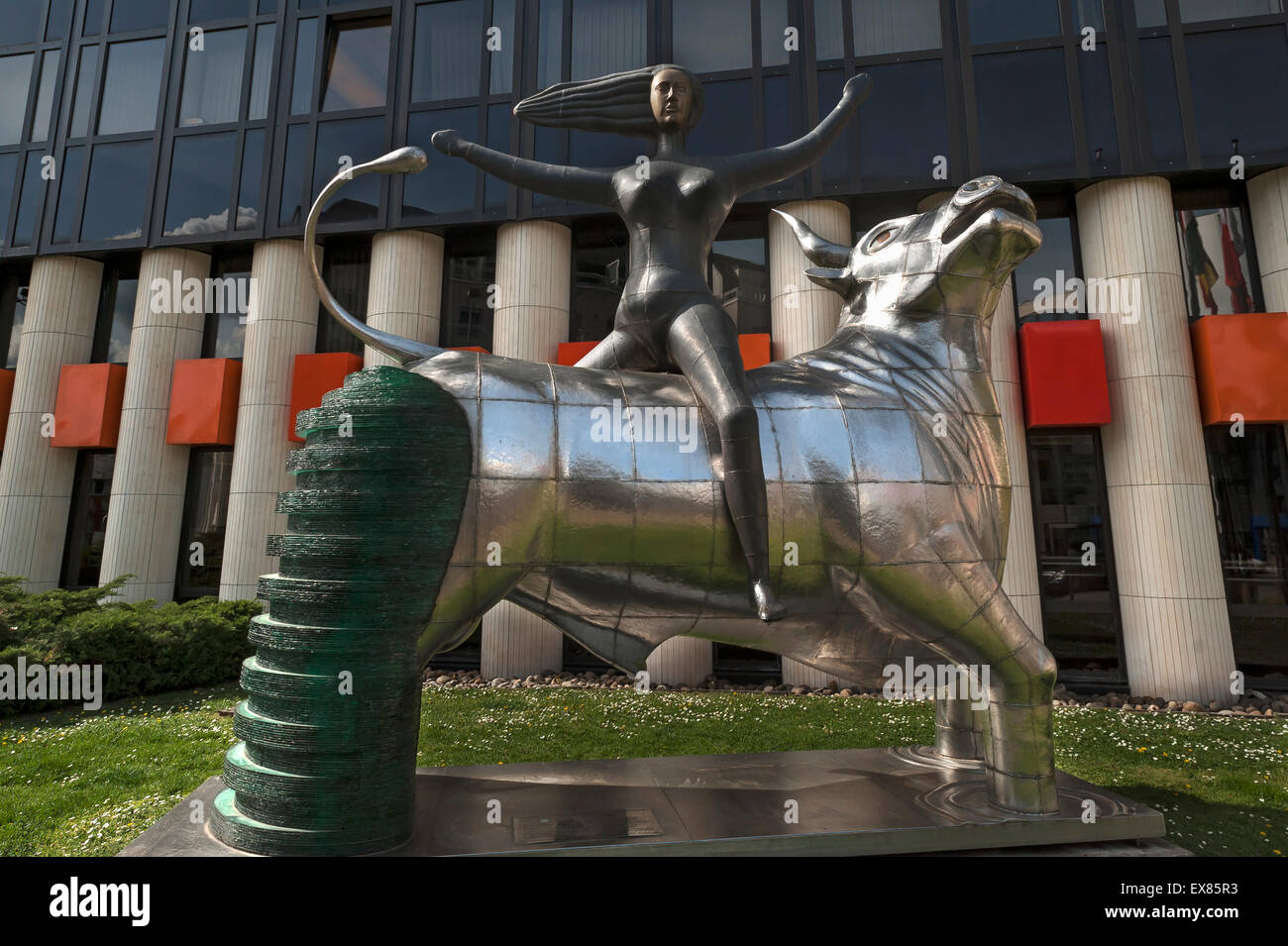 La escultura "El rapto de Europa", un regalo de Creta al Parlamento Europeo en 2005, delante de un edificio en la Foto de stock