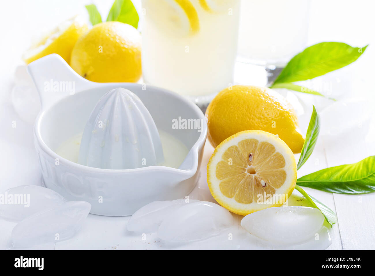 Making homemade lemonade fotografías e imágenes de alta resolución - Alamy
