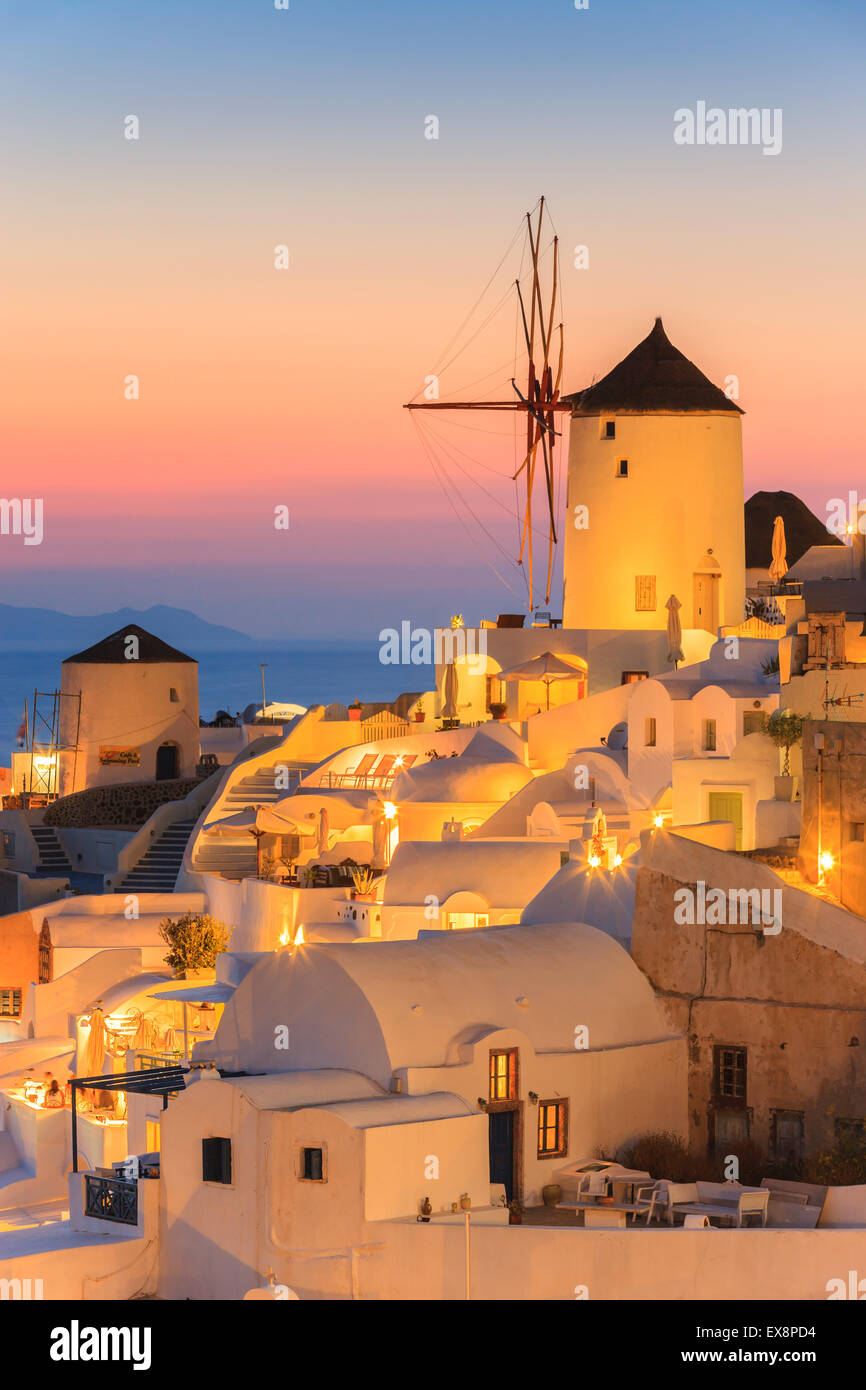 La localidad de Oia durante la puesta de sol de Santorini, una de las islas Cícladas en el Mar Egeo, en Grecia. Foto de stock