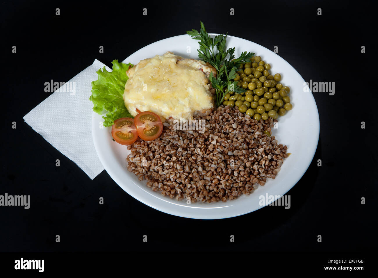 Cocinar cocina cocina rusa en harina de carne que preparan el producto nacional verdor hortalizas objeto cerca de fondo studio Foto de stock