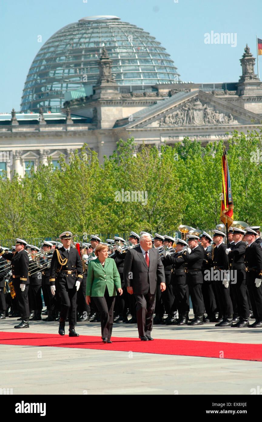 Angela Merkel, Alrirdas Brzauskas - Empfang des litauischen militaerischen Ministerpraesidenten mit Ehren am 10. Mai 2006 Bun im Foto de stock