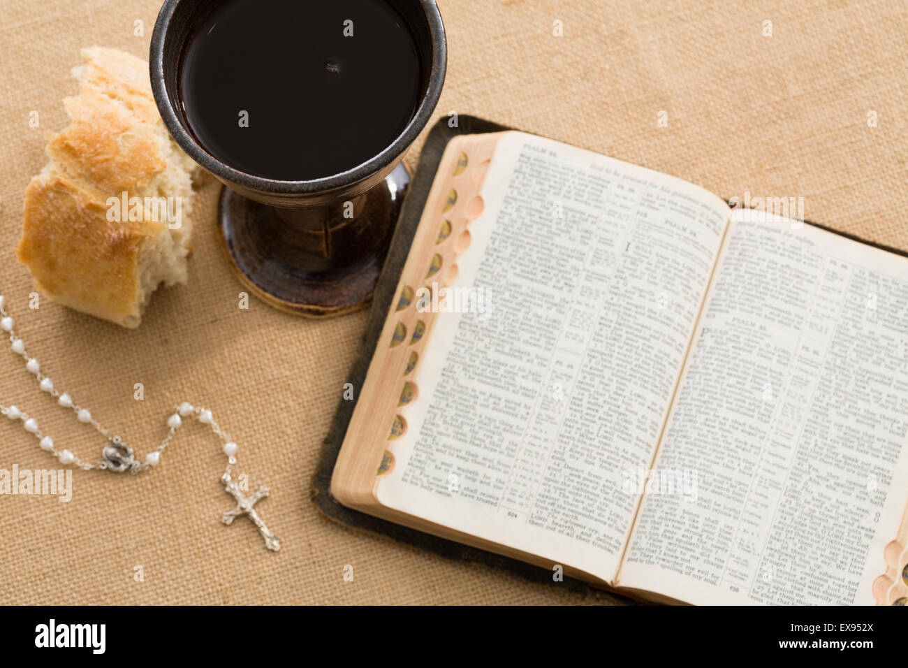 Un alto ángulo de visualización abierto de la Santa Biblia, pearl