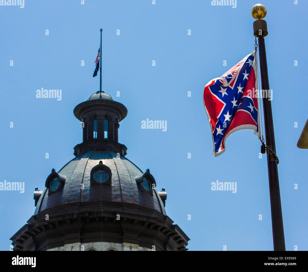 Bandera confederada vuela sobre el Capitolio de motivos en Carolina del Sur. Foto de stock