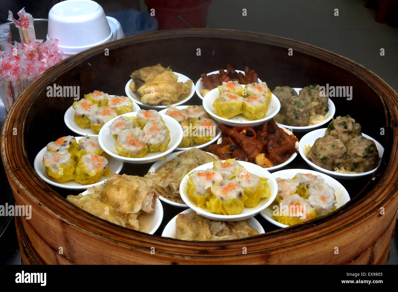 Vaporizador de vapor Dim Sum chinos de Hong Kong ir de restaurante china comida rápida Foto de stock