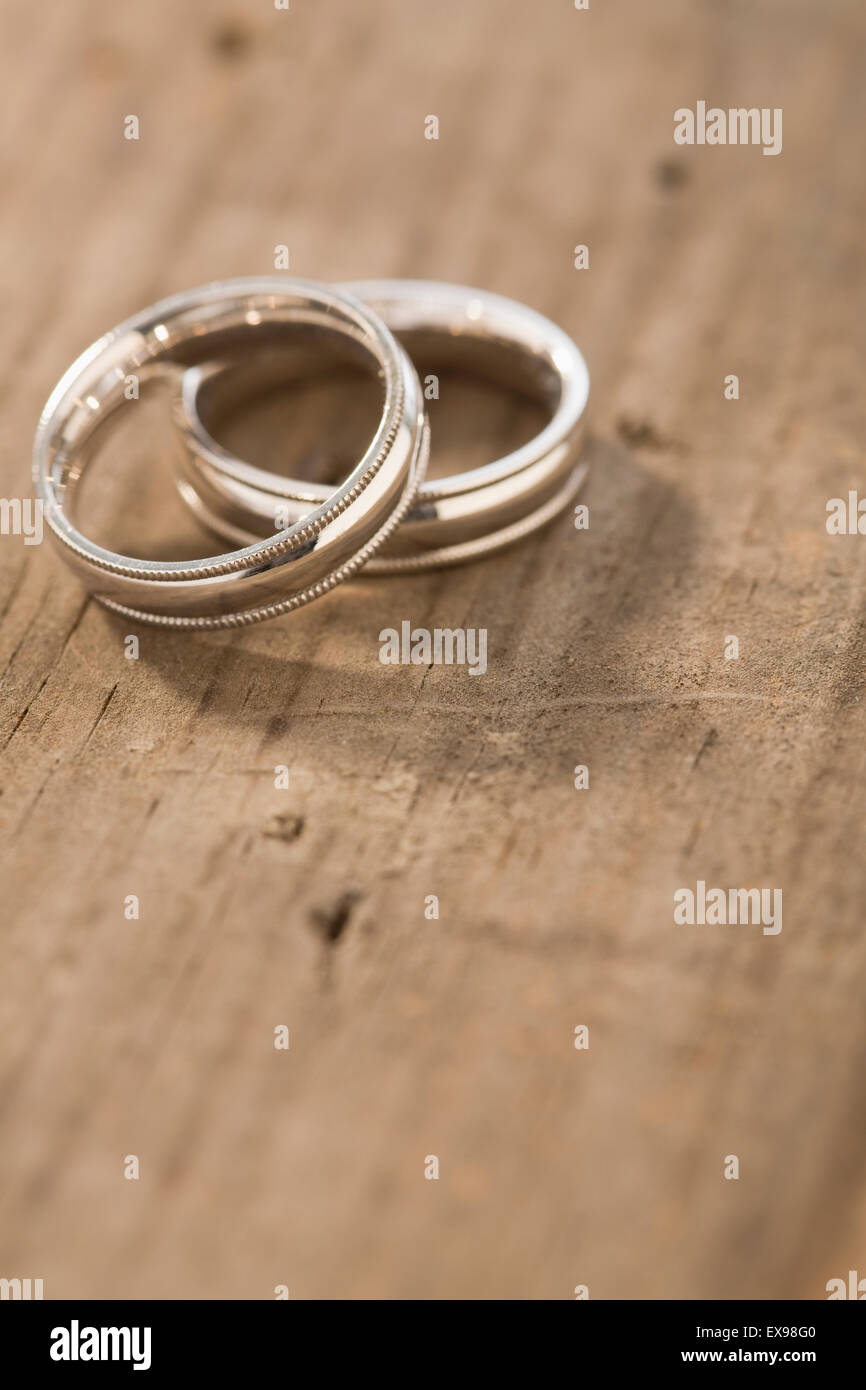 Los anillos de boda Sobre la mesa Fotografía de stock - Alamy