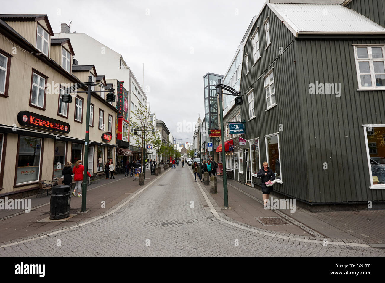 Austurstraeti la calle más antigua en el casco antiguo de la ciudad de Reykjavik Islandia Foto de stock