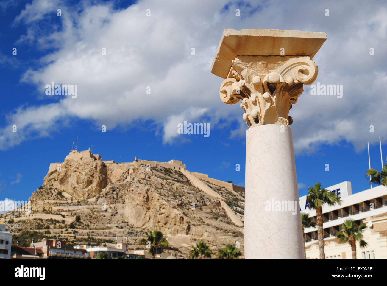 Una columna de la antigua sede de la marina con el castillo de Santa Bárbara de Alicante, España. Foto de stock