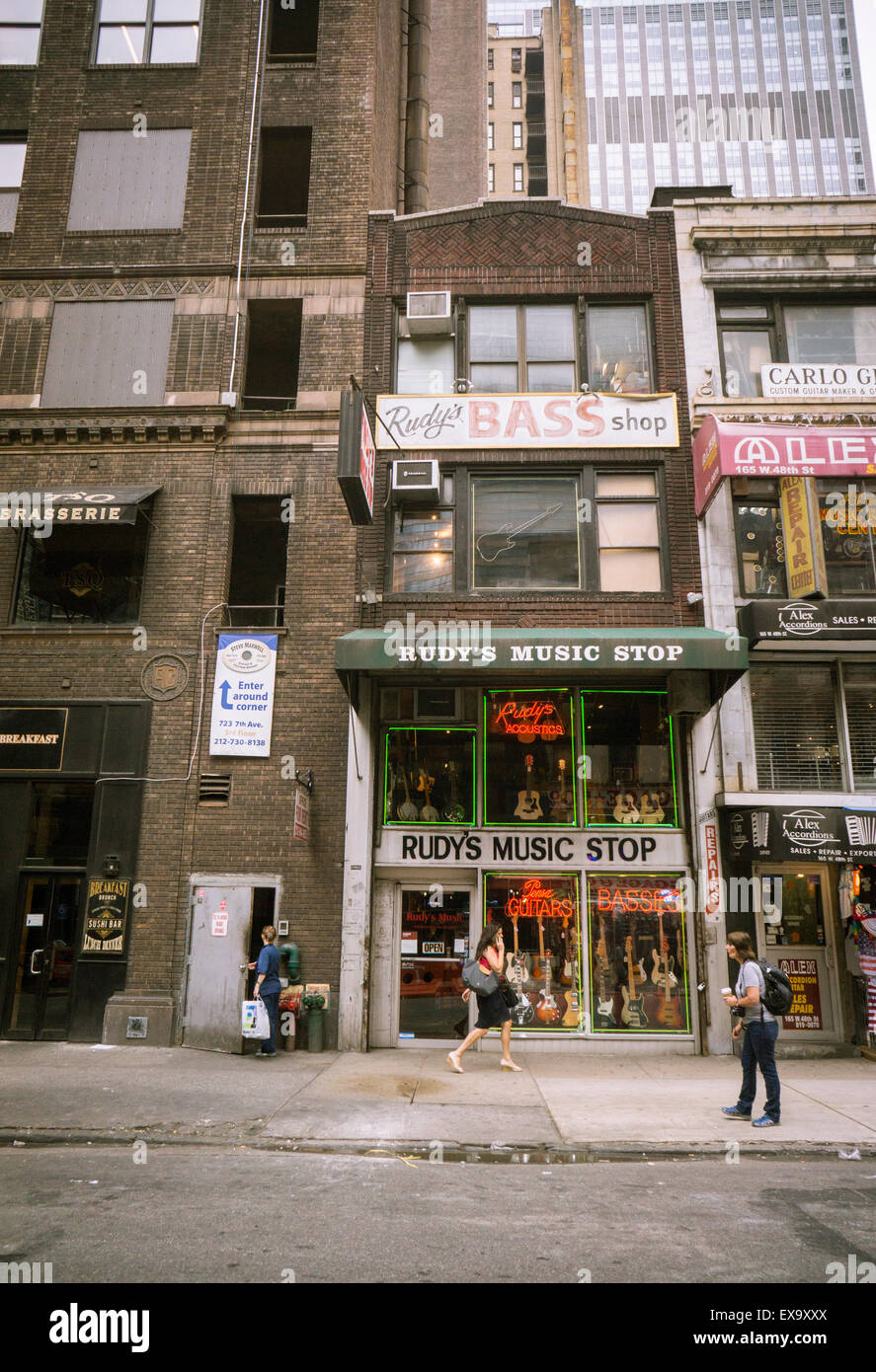 Rudy's Music Stop en West 48th Street, en lo que fue una vez 'Música Row' en Nueva York el jueves, 9 de julio de 2015. En un punto, la calle tenía casi 30 tiendas de música, la mayoría de quienes finalmente cerrado o trasladado a otros lugares. (© Richard B. Levine) Foto de stock