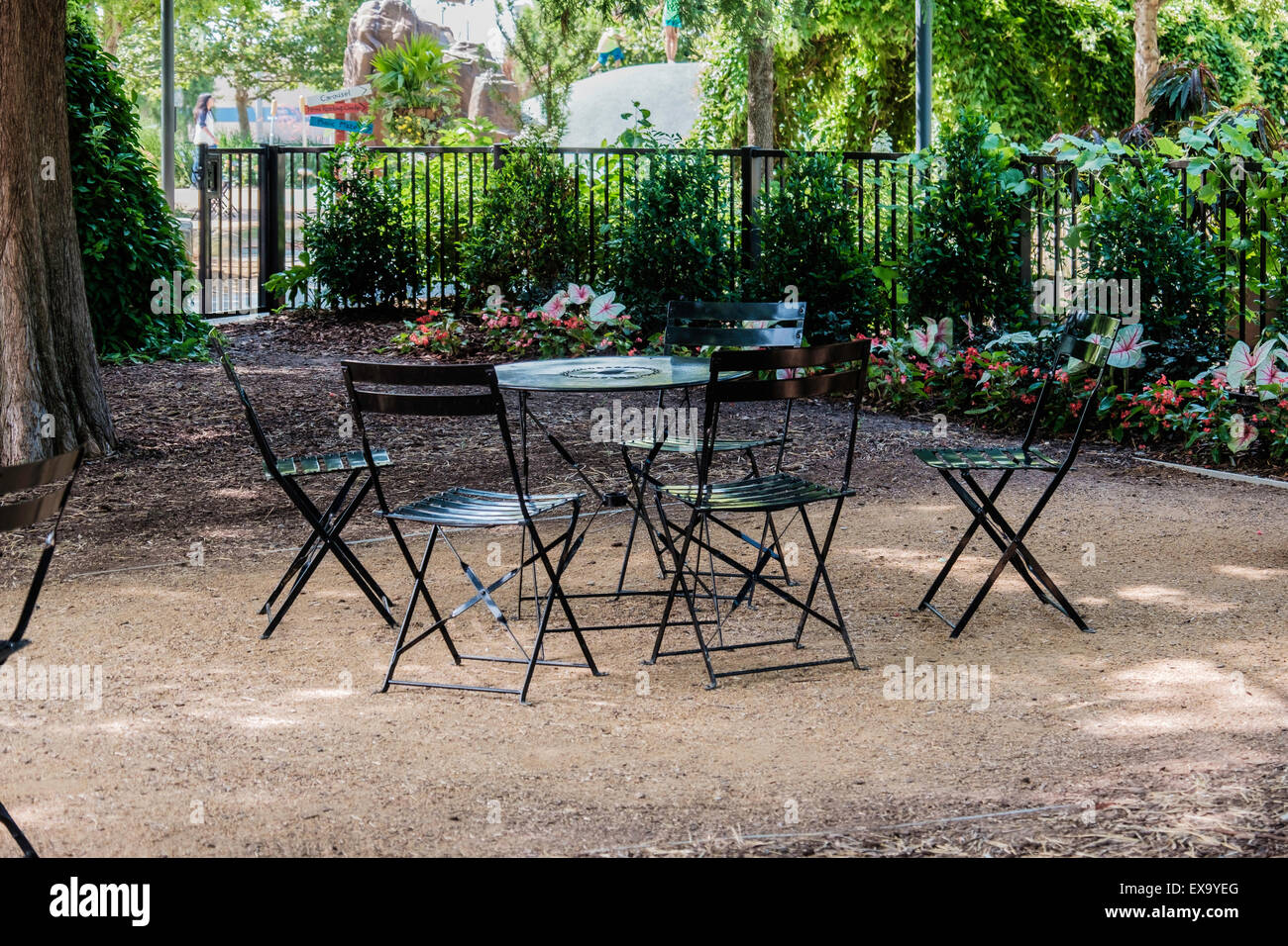 Mesa y sillas de metal fotografías e imágenes de alta resolución - Alamy