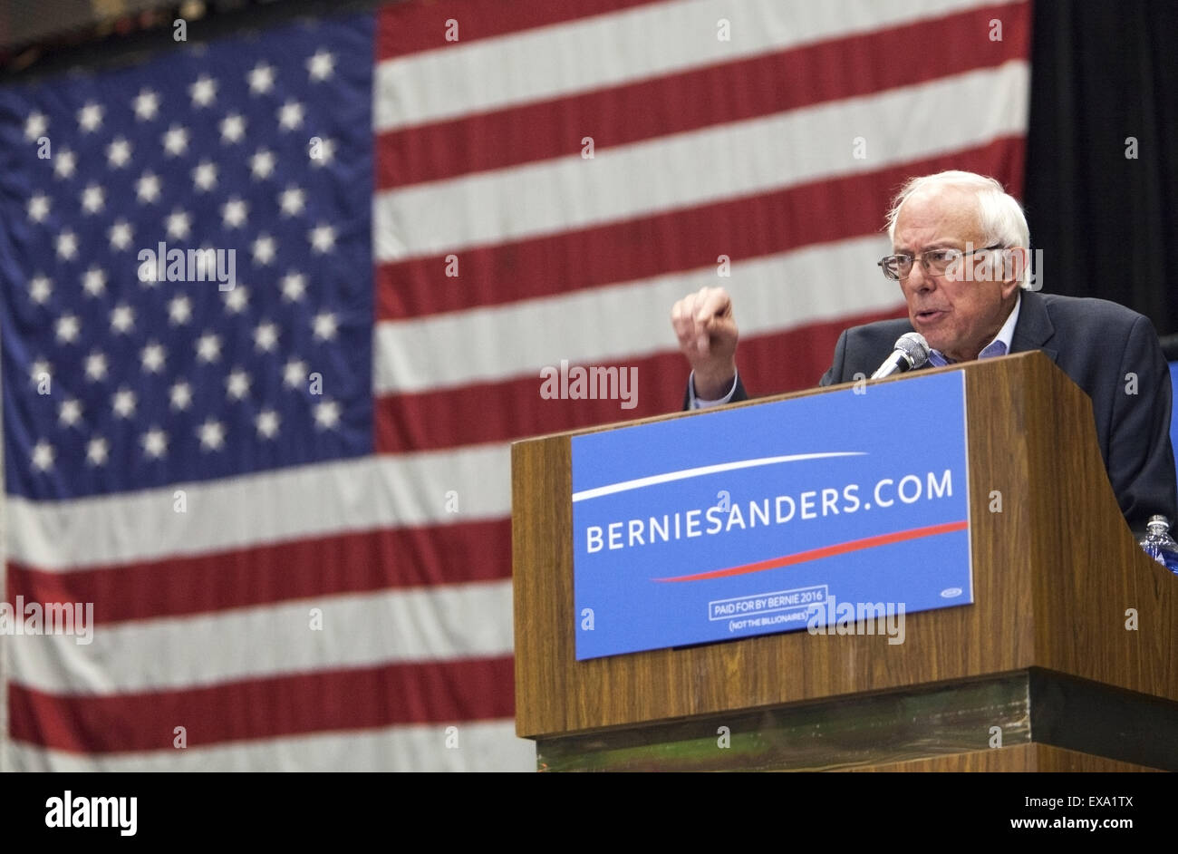 MADISON, WI/USA - Julio 1, 2015: El Senador Bernie Sanders habla a una multitud de más de 10.000 personas durante un mitin de campaña, en Madison, Wisconsin, el 1 de julio de 2015. Foto de stock