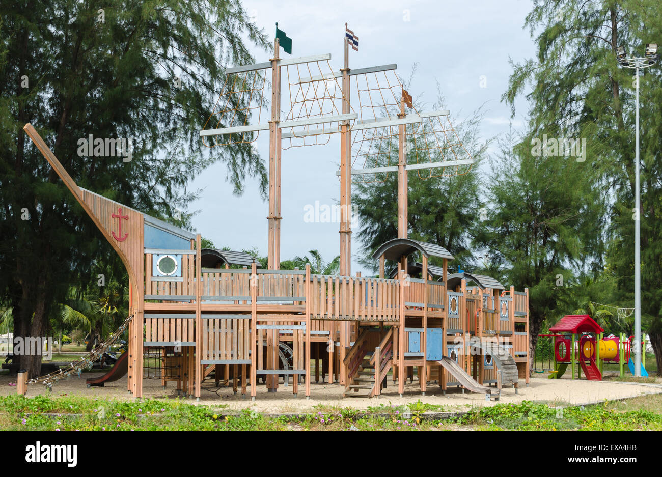 PARQUE INFANTIL EXTERIOR BARCO PIRATA