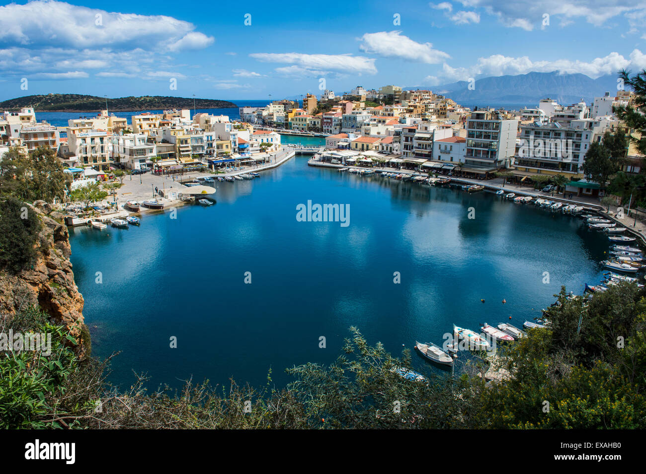 Vistas sobre el Lago Voulismeni, Agios Nikolaos, Creta, las Islas Griegas, Grecia, Europa Foto de stock