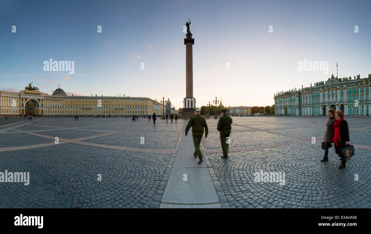 La plaza del palacio, la columna de Alexander y el Hermitage, el Palacio de Invierno, Sitio del Patrimonio Mundial de la UNESCO, en San Petersburgo, Rusia, Europa Foto de stock