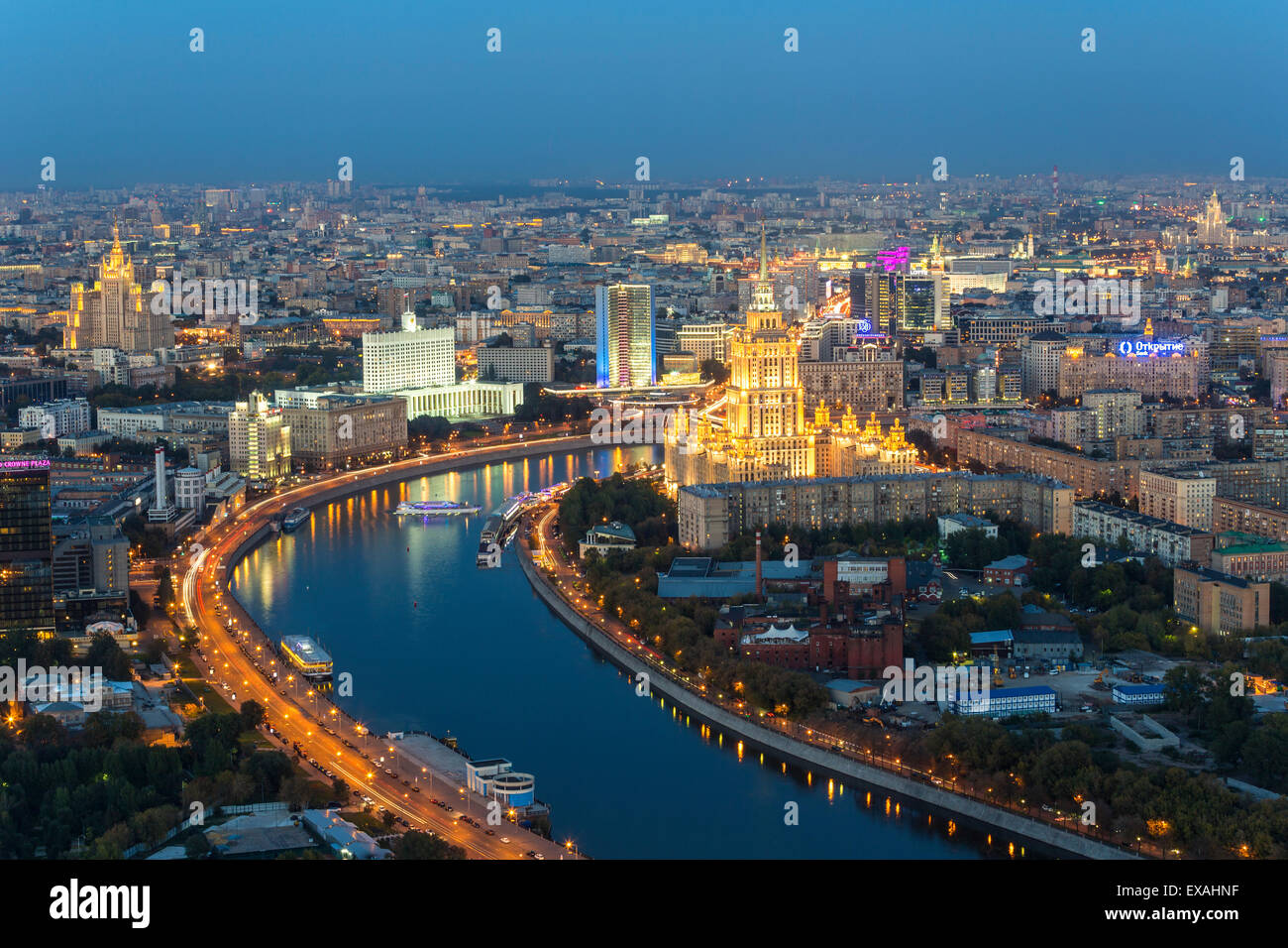 Vista elevada sobre el río Moskva embankment, Hotel de Ucrania y de la Casa Blanca rusa, Moscú, Rusia, Europa Foto de stock