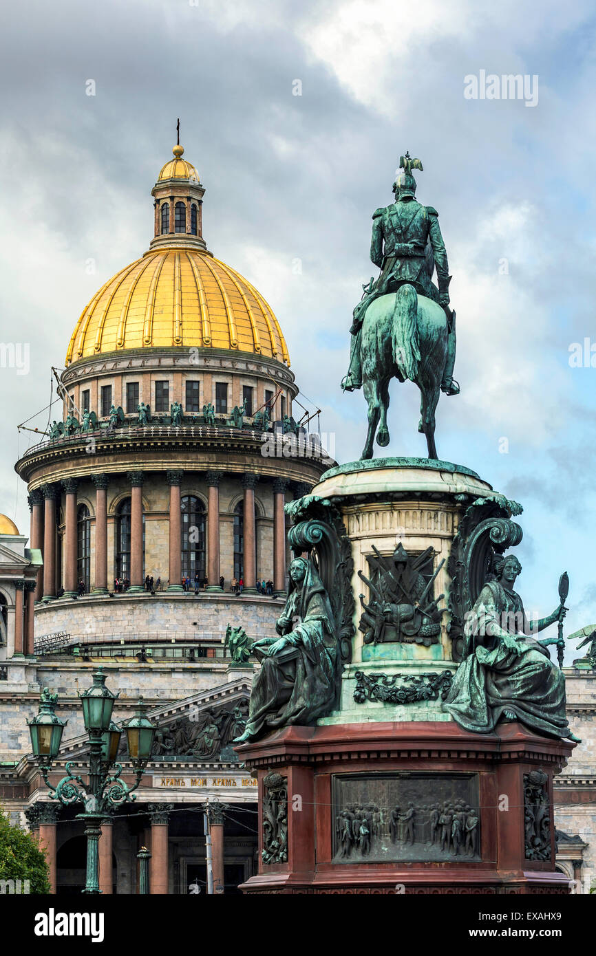 Cúpula Dorada de la Catedral de San Isaac construida en 1818 y la estatua ecuestre del Zar Nicolás, de fecha 1859, en San Petersburgo, Rusia Foto de stock