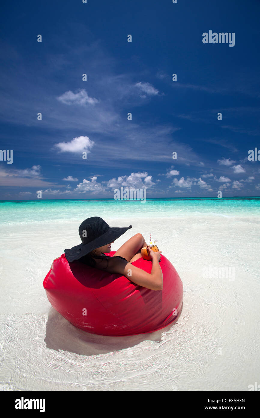 Mujer de relax en la playa, Maldivas, Océano Índico, Asia Foto de stock