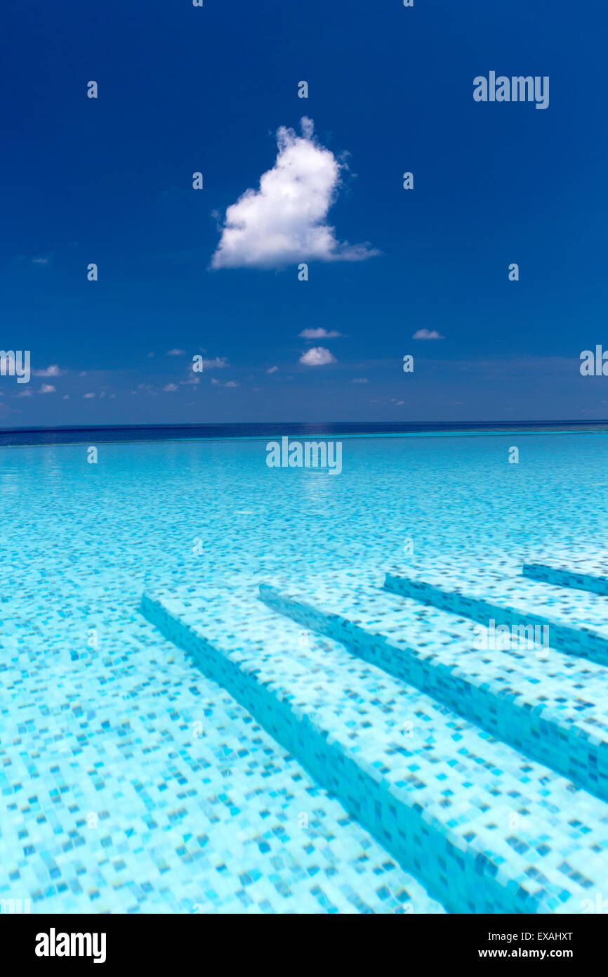 Piscina infinity en las Maldivas, el Océano Índico, Asia Foto de stock