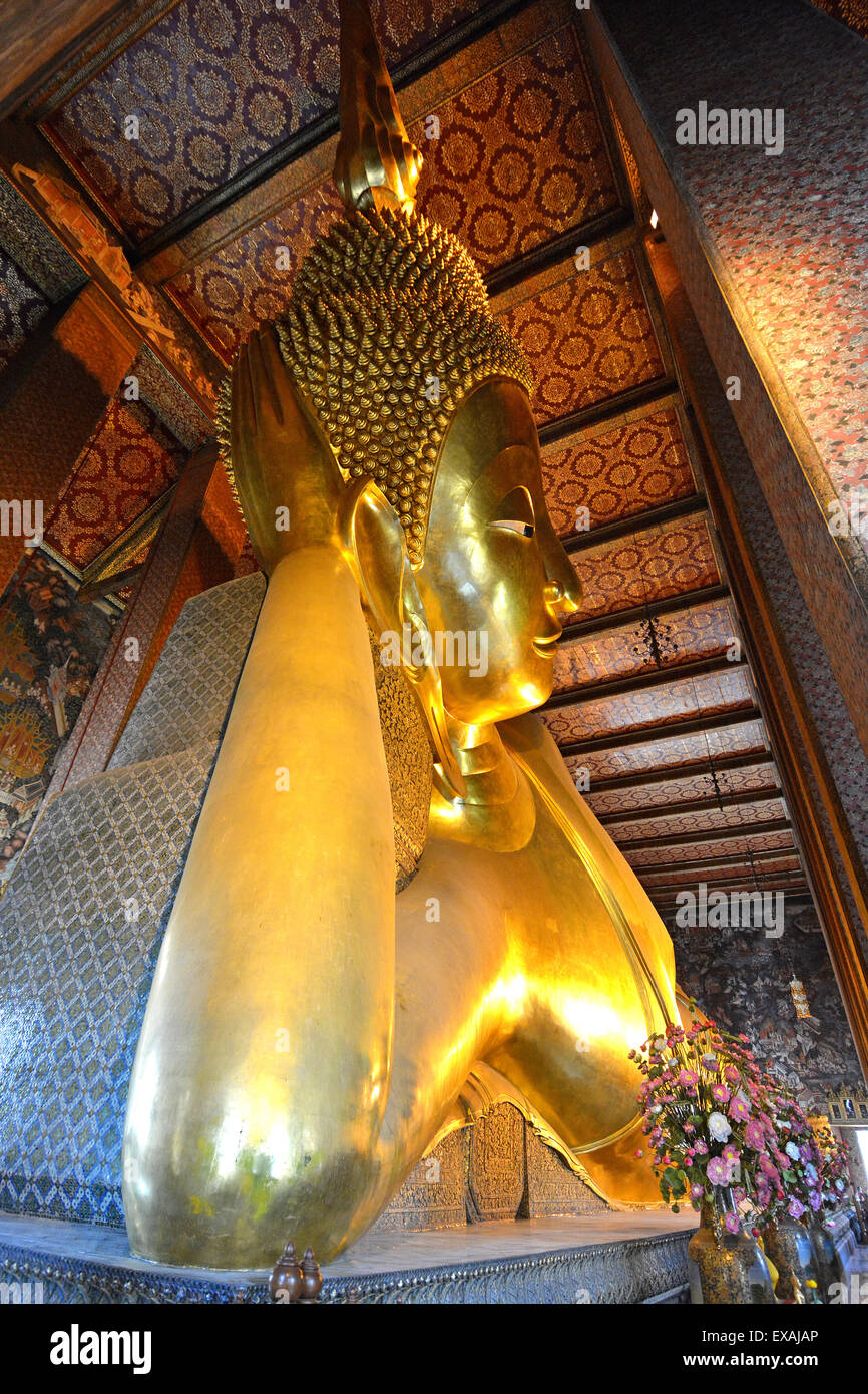 Buda reclinado en Wat Pho (Wat Po) (Wat Phra Chetuphon), Bangkok (Tailandia), el Sudeste Asiático, Asia Foto de stock