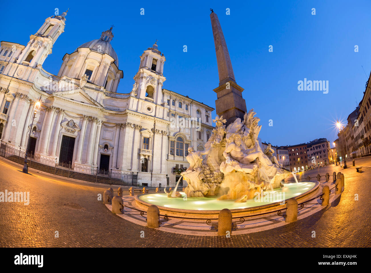 Bernini, la fuente de los Cuatro Ríos y la iglesia de Sant'Agnese en Agone en la noche, la Plaza Navona, Roma, Lazio, Italia, Europa Foto de stock
