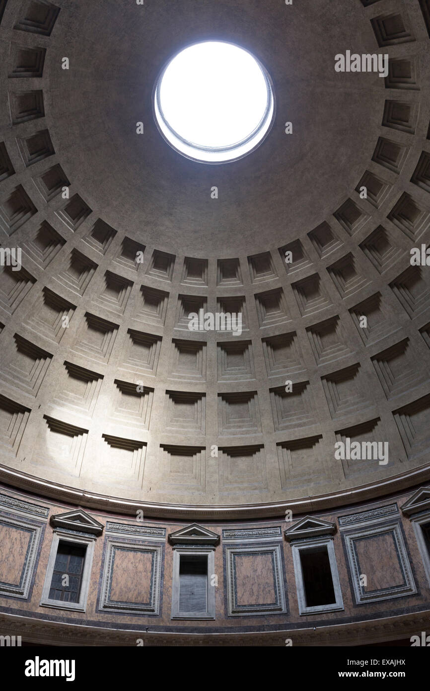 Vista interior de la cúpula, en el interior del Panteón, Sitio del Patrimonio Mundial de la UNESCO, Piazza della Rotonda, Roma, Lazio, Italia, Europa Foto de stock