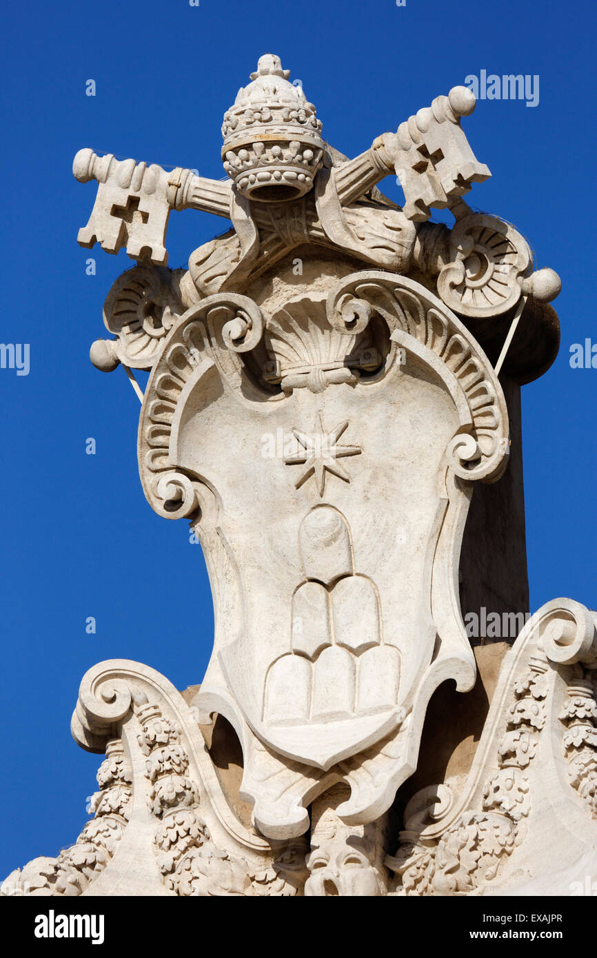 Los escudos de armas de la Santa Sede y el estado de la Ciudad del Vaticano, la Plaza de San Pedro, Ciudad del Vaticano, la UNESCO, Roma, Lazio, Italia Foto de stock