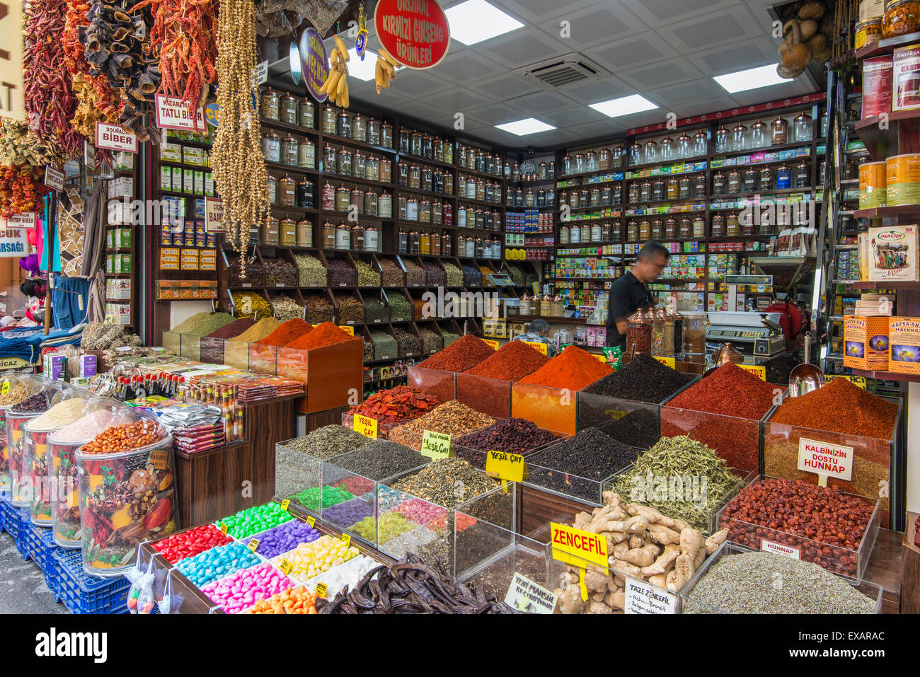 Coloridas especias en venta en mercado Kemeraltı, Izmir, Turquía Foto de stock