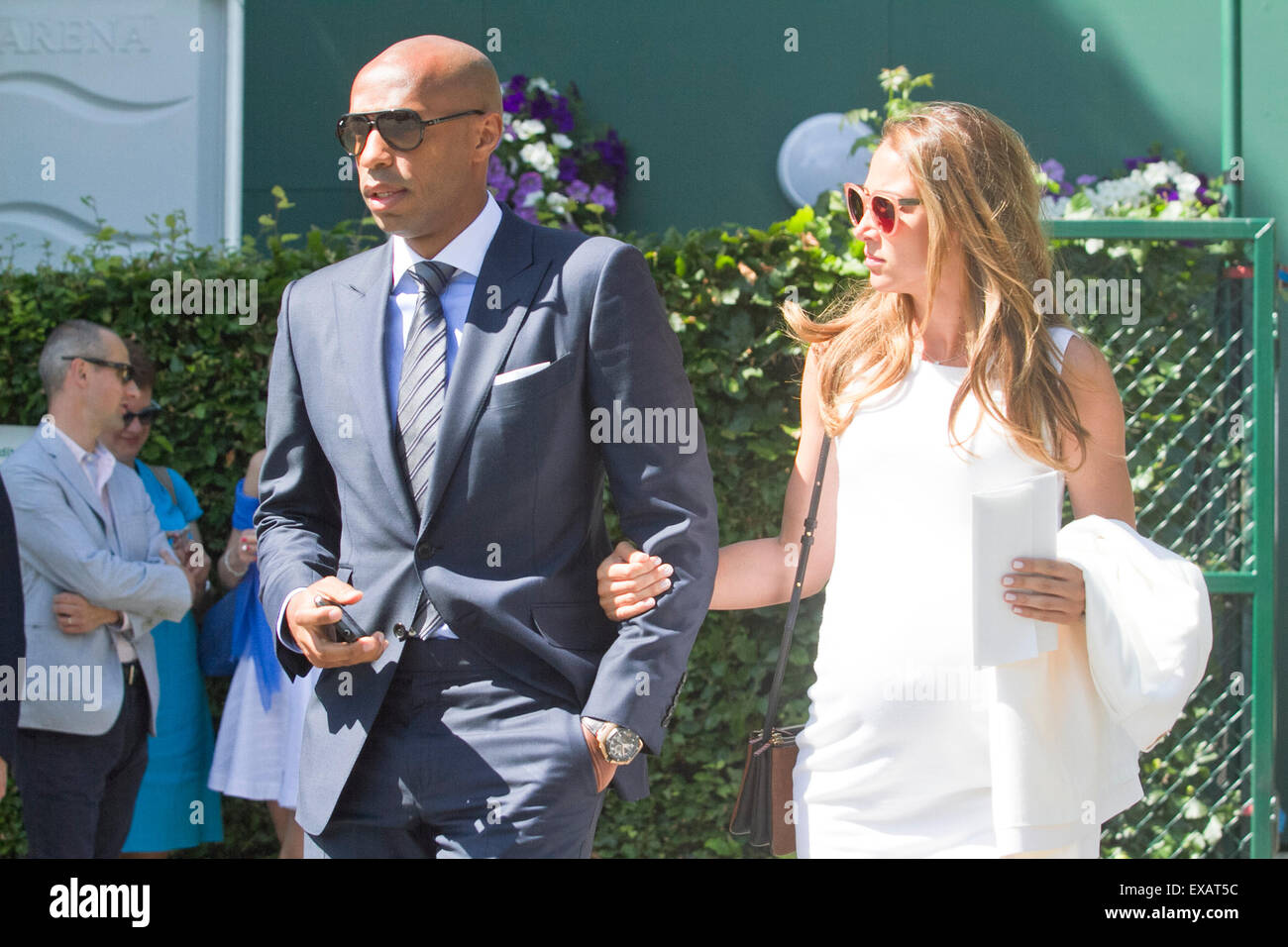 Wimbledon Londres,Reino Unido. El 10 de julio de 2015. El ex futbolista del  Arsenal Thierry Henry llega con su novia Andrea Rajacic en el AELTC en  semifinal de hombres día de los
