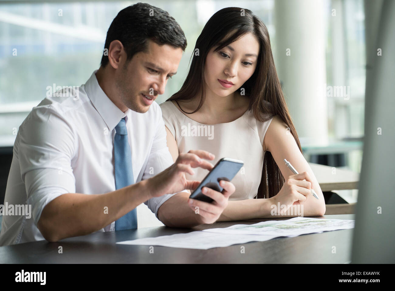 Trabajador oficial mostrando colega smartphone Foto de stock