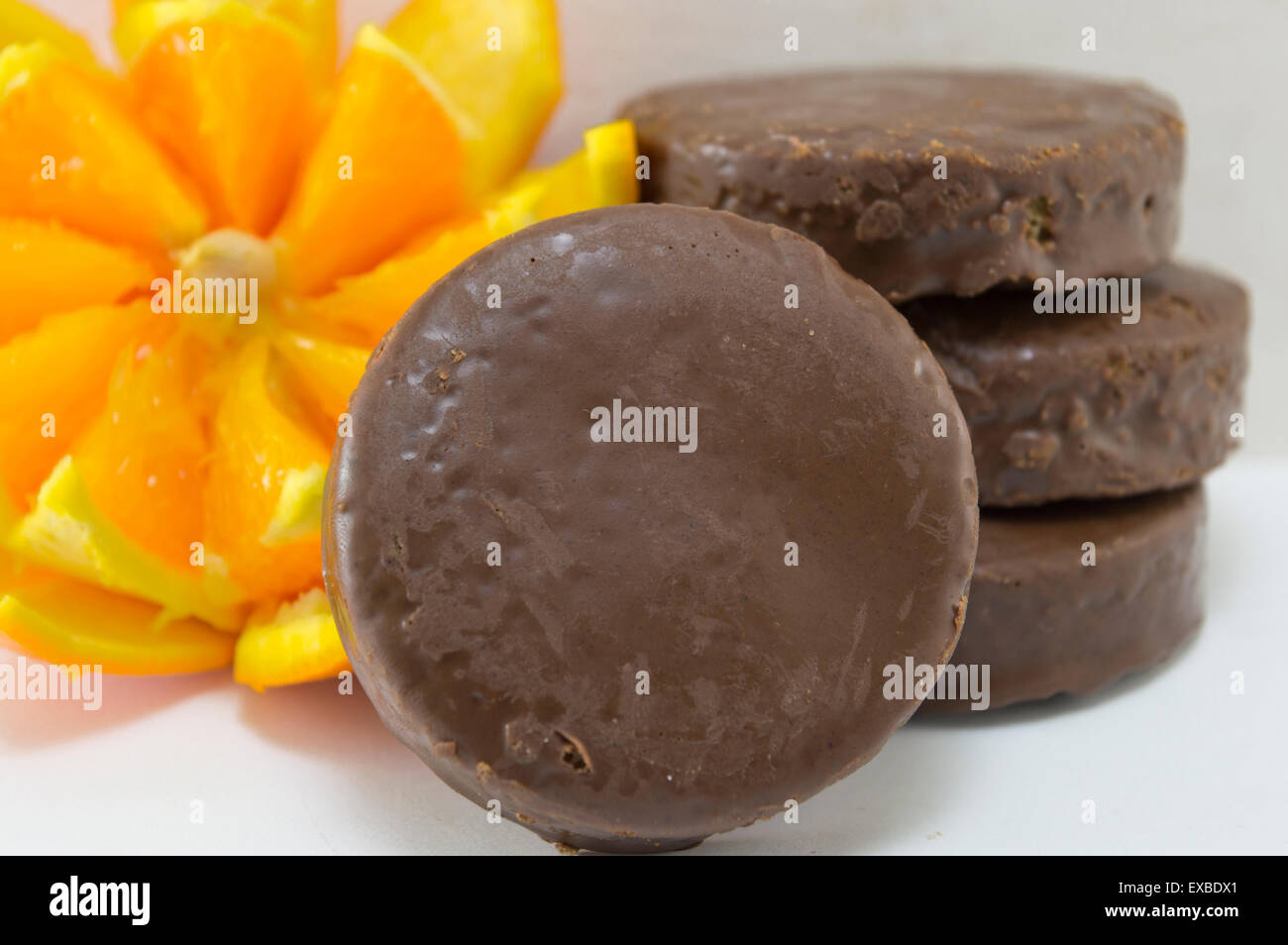 Suaves galletas de chocolate decorada con frescos de naranja y almendras. Foto de stock