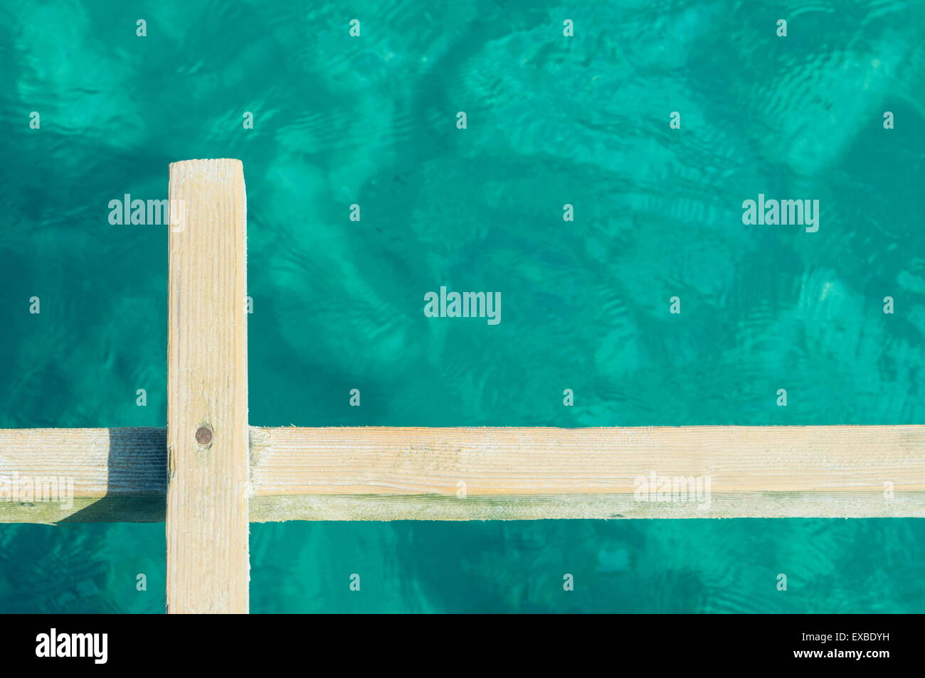 Fotografía abstracta de una placa de madera clara angainst agua de mar Foto de stock