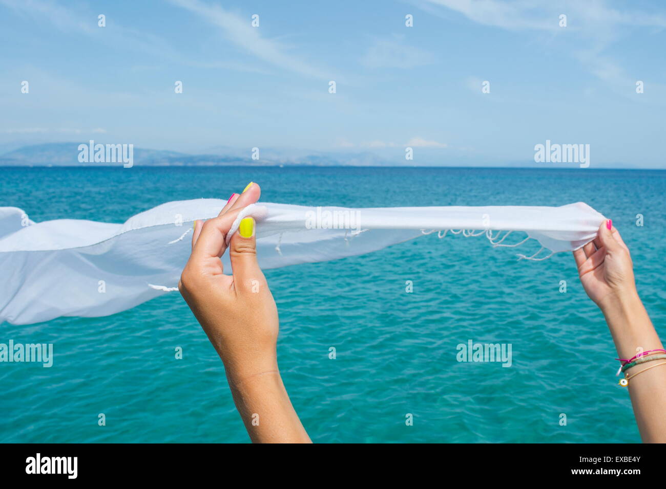 Pañuelo blanco ondeando en el viento del mar Foto de stock
