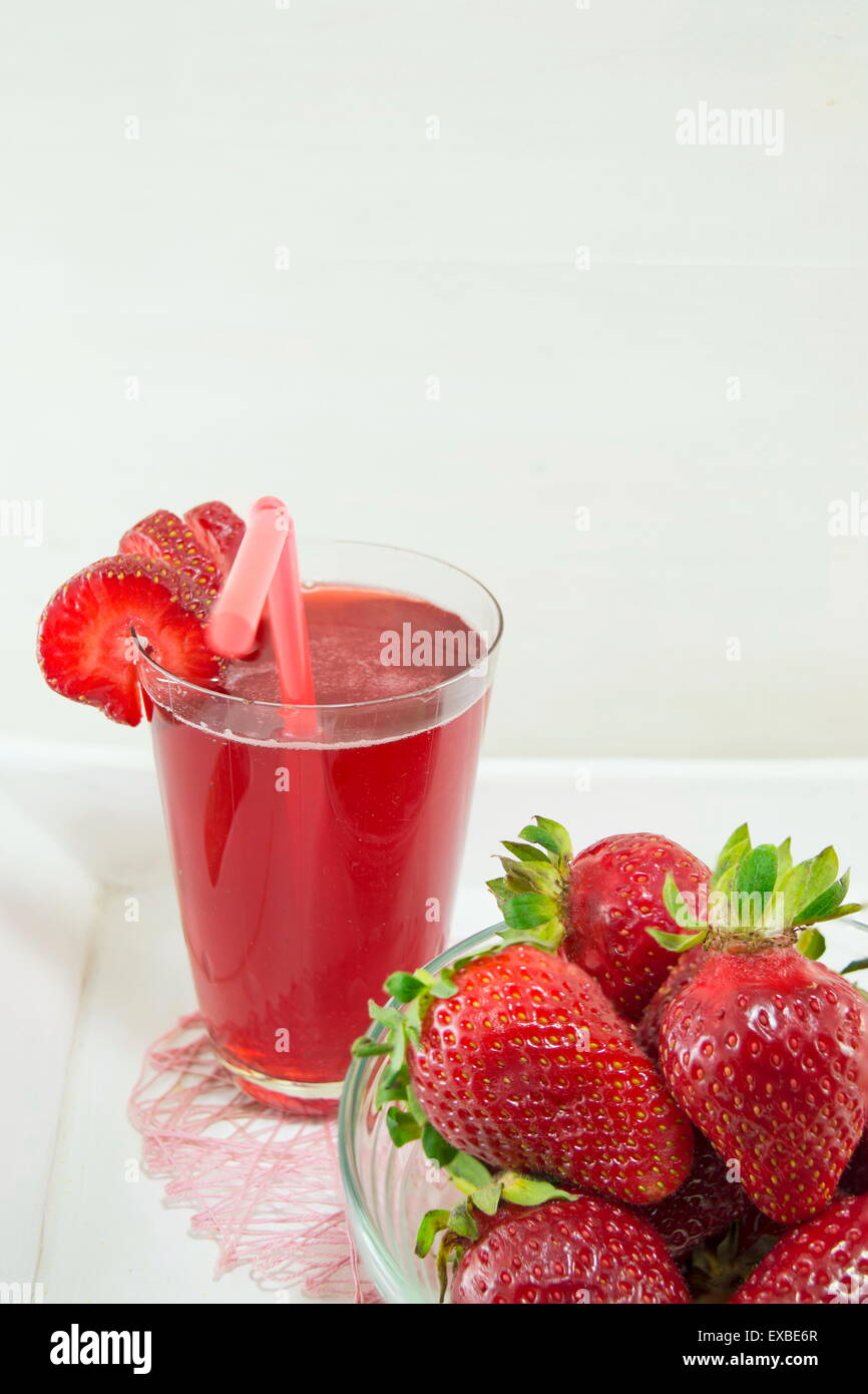 El jugo de fresas y fresas frescas servidas en el plato decorado Foto de stock