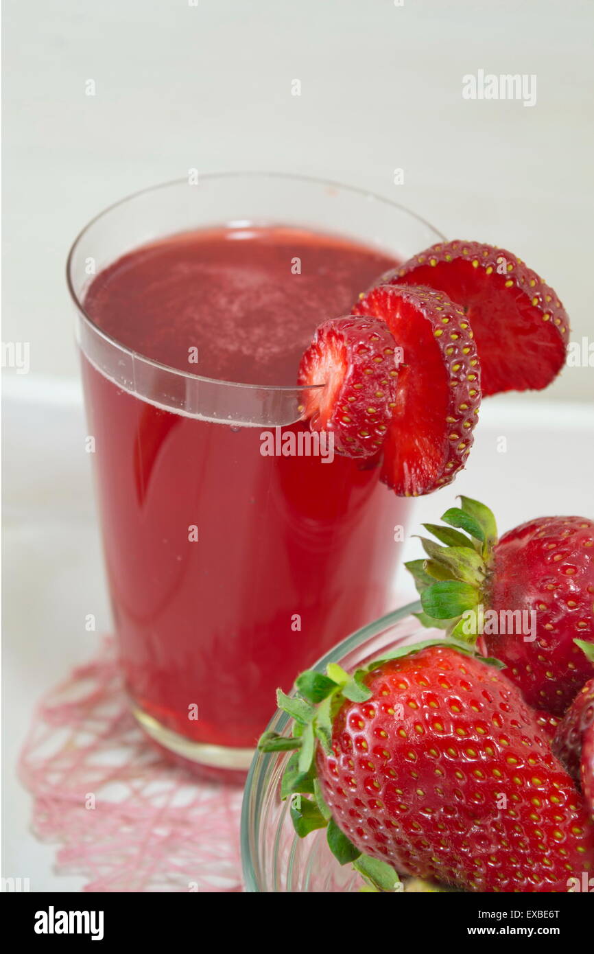 El jugo de fresas y fresas frescas servidas en el plato decorado Foto de stock