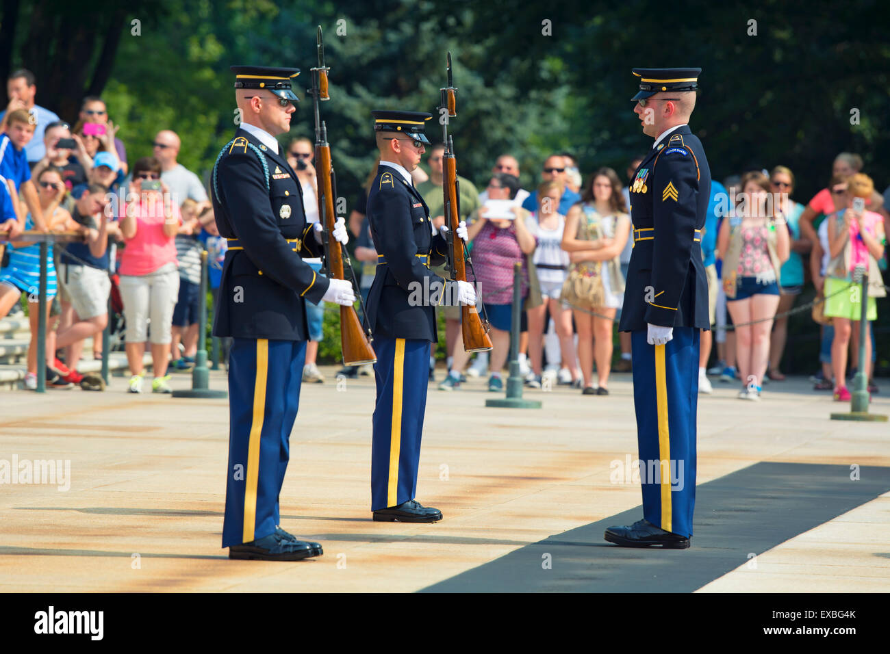 El cambio de guardia, el Cementerio Nacional de Arlington, la Tumba del Soldado Desconocido, Virginia Foto de stock