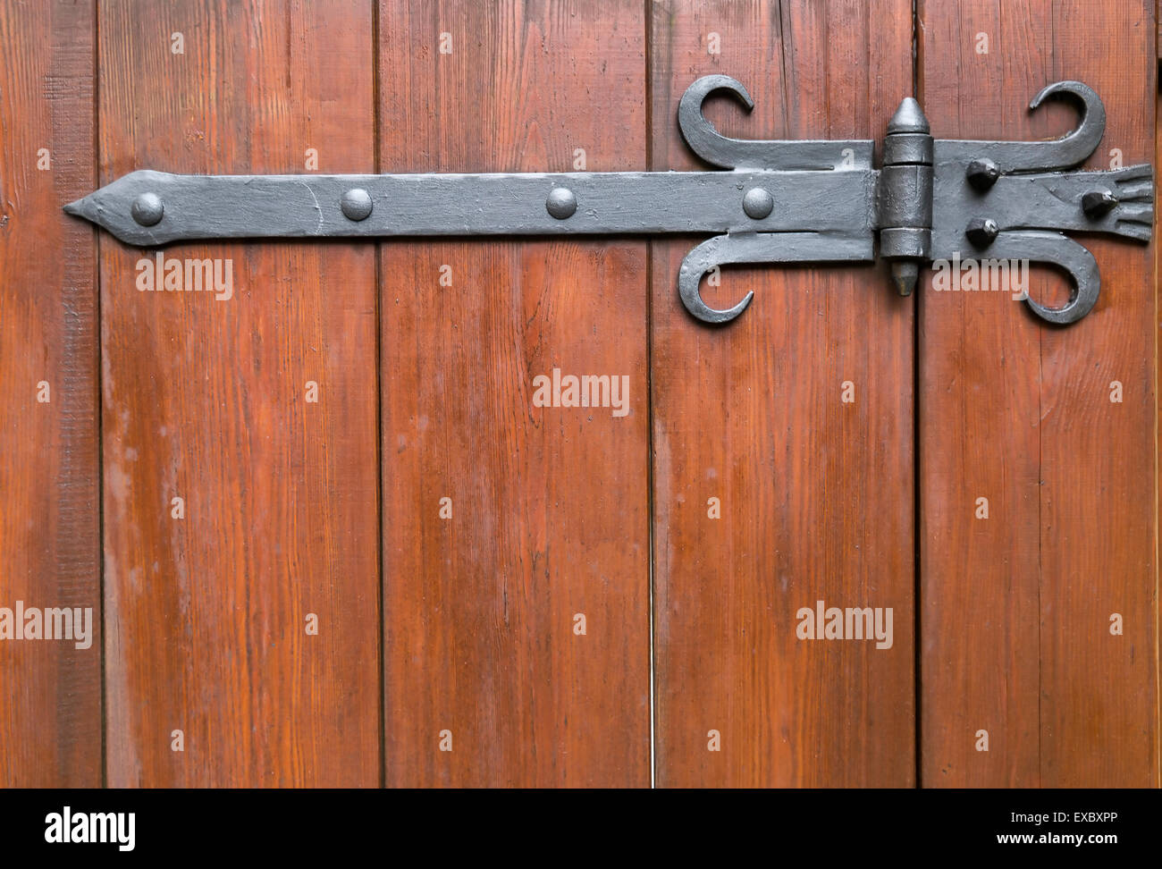 Puerta de madera con bisagras de metal antiguas fotografías e imágenes de  alta resolución - Alamy