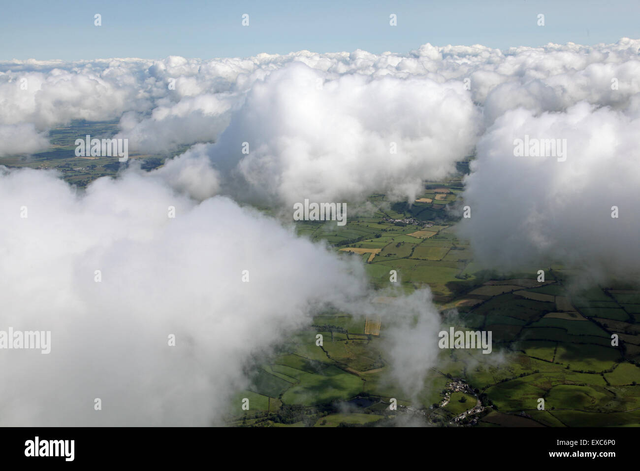 Vista aérea de esponjosas nubes en el cielo como se ve mientras volaba a 2000', RU Foto de stock