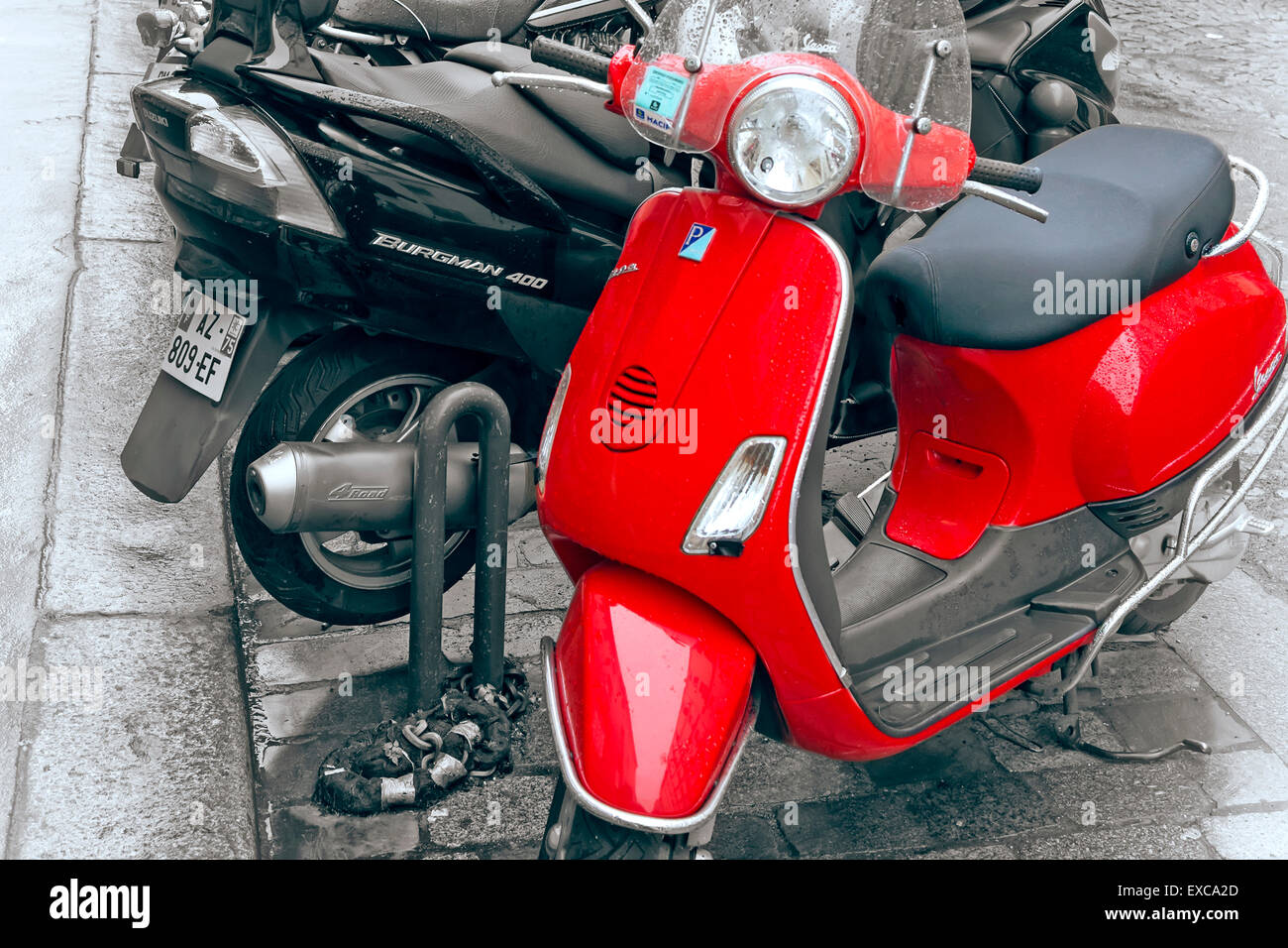 En un ciclomotor rojo black & white street Foto de stock