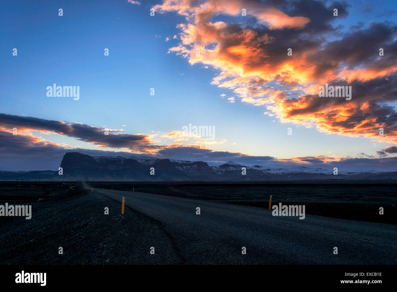 Puesta de sol sobre la arena negra yermos de Islandia Foto de stock