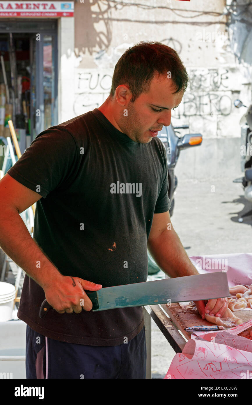 El hombre pez de fresado en la calle del mercado en Catania, Sicilia, Italia Foto de stock