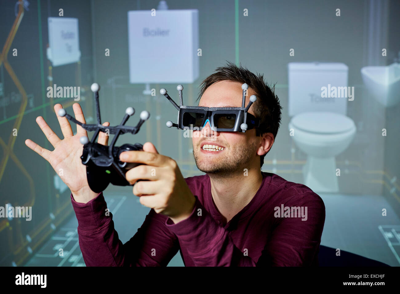 La realidad aumentada hombre jugando con gafas y auricular Foto de stock