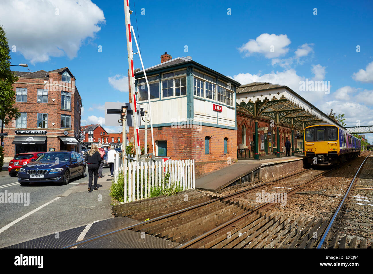 Hale, estación de ferrocarril y el paso a nivel, Cheshire UK Hale es una aldea y circunscripción electoral dentro del Municipio Metropolitano de Tr Foto de stock