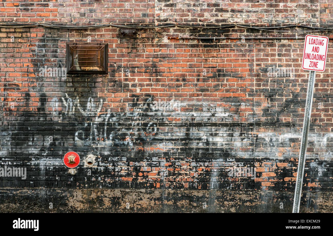 Sucio de fondo urbano de pared de ladrillo con Graffiti Foto de stock