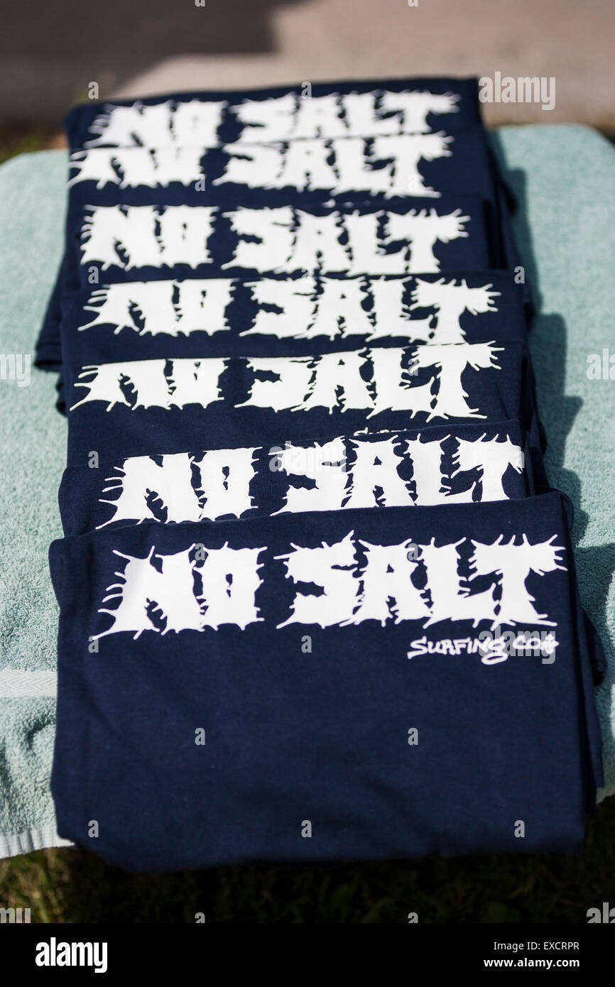 T-shirts que lea "sin sal" para la venta en el Dairyland Surf Classic evento, un evento de surf de agua dulce en el Lago Michigan. Foto de stock