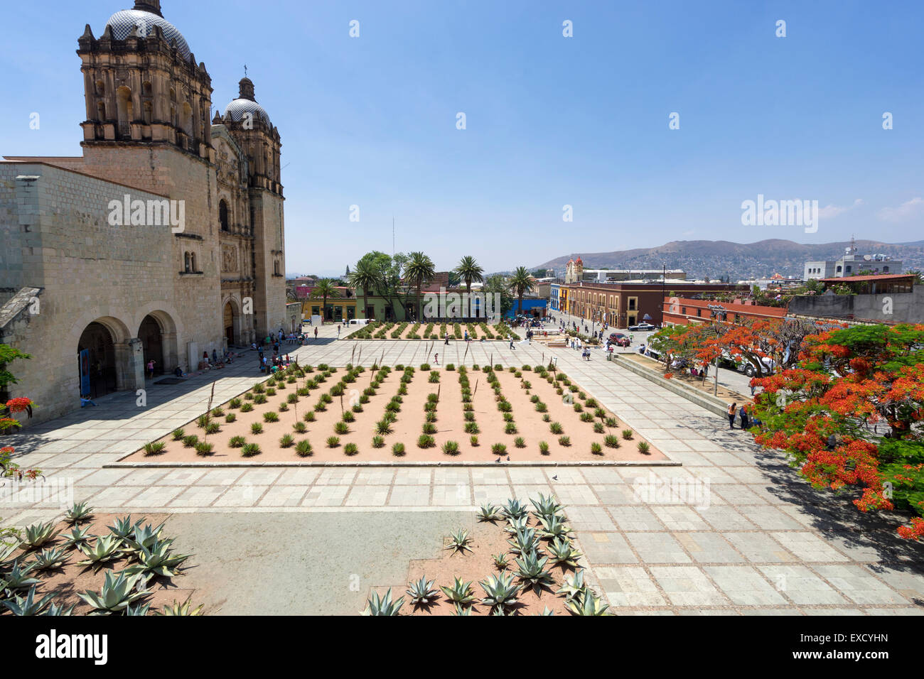 Vista aérea de la iglesia de Santo Domingo de Guzmán y al jardín de cactus en frente de la plaza de Oaxaca México Foto de stock